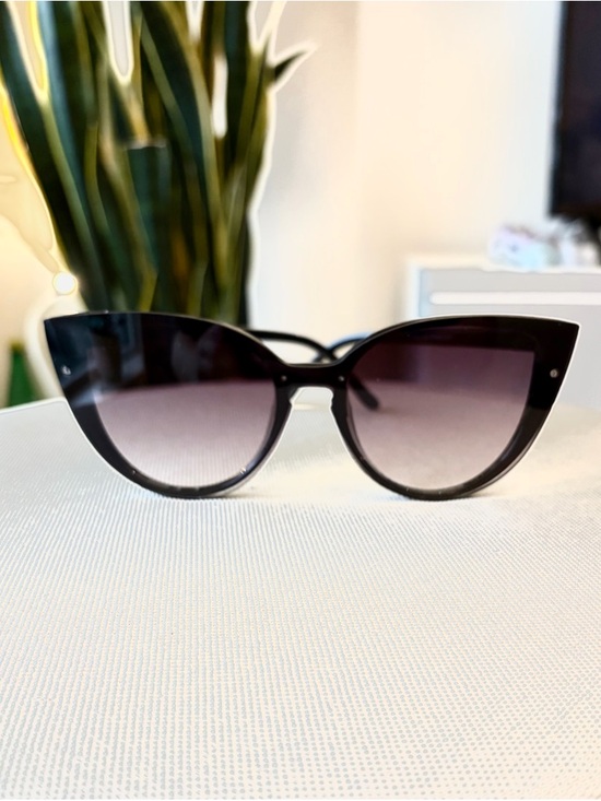 Simons Accessories - Black Cat Eye Sunglasses Gradient Lens Oversized Women